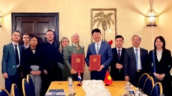 Thứ trưởng Tư pháp Nguyễn Thanh Tịnh và Thứ trưởng Tư pháp Cuba Pilar Alicia Varona đã ký Kế hoạch hoạt động năm 2026 của Dự án “Hỗ trợ kỹ thuật cho Bộ Tư pháp Cuba về tăng cường năng lực xây dựng và thực thi pháp luật”. (Ảnh do Đại sứ quán Việt Nam tại Cuba cung cấp)