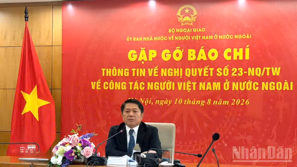 Phó Chủ nhiệm Ủy ban Nhà nước về người Việt Nam ở nước ngoài Ngô Trịnh Hà chủ trì buổi gặp mặt báo chí. 