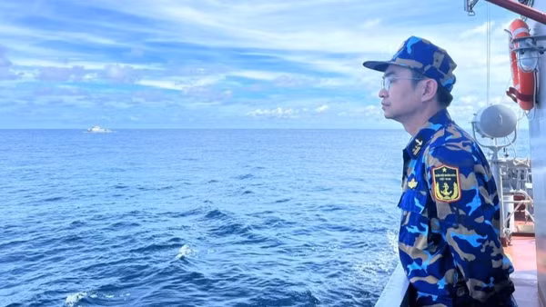 Trung tá Khúc Văn Hậu, Phó Lữ đoàn trưởng, Tham mưu trưởng Lữ đoàn 127 chỉ huy Tàu 251 thực hiện nhiệm vụ tuần tra chung với Tàu 1141. (Ảnh do Vùng 5 Hải quân cung cấp)