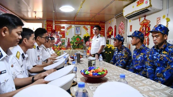 Chuẩn Đô đốc Trịnh Xuân Tùng ân cần thăm hỏi, động viên cán bộ, chiến sĩ Tàu 627. (Ảnh do Vùng 5 Hải quân cung cấp) 