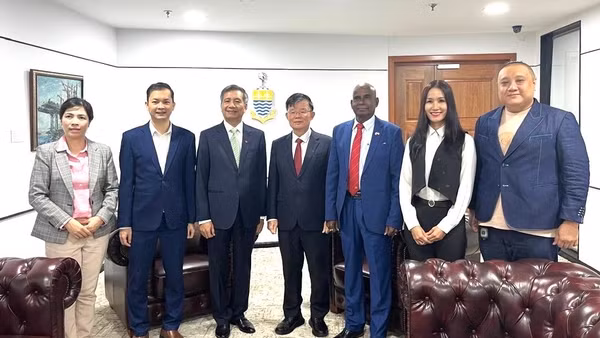 Đại sứ Đinh Ngọc Linh (thứ 3 từ trái qua) và Đoàn công tác chụp với Thủ hiến bang Penang. (Ảnh do Đại sứ quán Việt Nam tại Malaysia cung cấp)