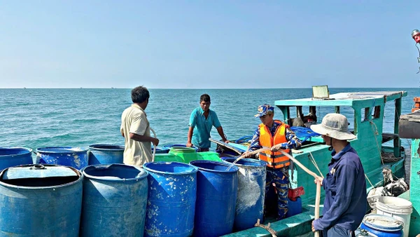 Người dân đảo Hòn Chuối sử dụng thùng phuy vận chuyển nước từ Tàu 527 lên đảo. (Ảnh do Vùng 5 Hải quân cung cấp)