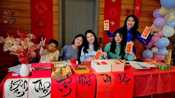 Chương trình Tết Việt 2026 được chuẩn bị công phu, thu hút bà con kiều bào, người lớn cũng như trẻ nhỏ.