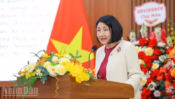 Đại sứ Chile tại Việt Nam Nasly Bernal Prado phát biểu tại buổi gặp. 