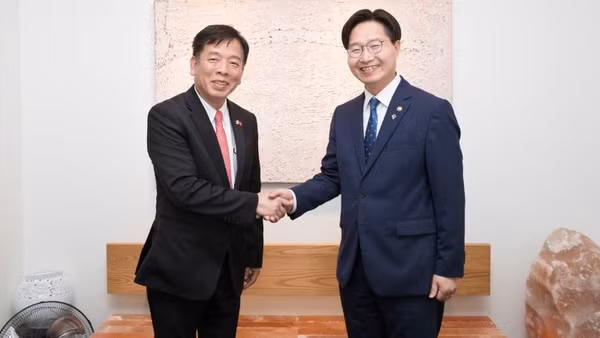 Đại sứ Vũ Hồ và Thứ trưởng thứ nhất Bộ Khoa học, Công nghệ thông tin và Truyền thông Hàn Quốc Koo Huck Chae.