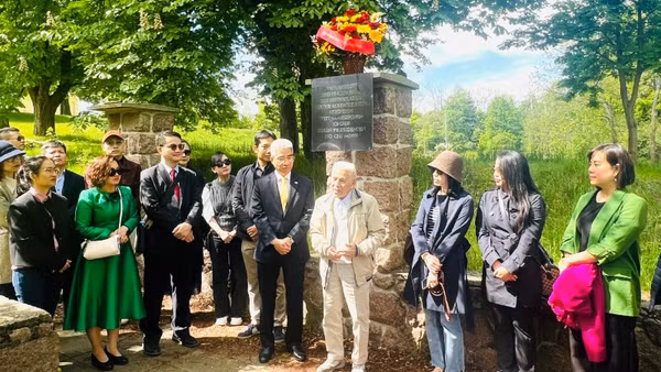 Ông Lê Đức Dương, cựu học sinh trường Käthe-Kollwitz-Heim (áo sáng màu), đã tái hiện lại những ký ức khi vinh dự được đón Bác Hồ vào mùa hè năm 1957. (Ảnh do Đại sứ quán Việt Nam tại Đức cung cấp)