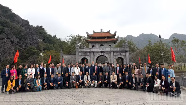 Đoàn kiều bào tham gia Xuân Quê Hương 2026 chụp ảnh lưu niệm tại Khu di tích lịch sử - văn hóa Cố đô Hoa Lư. (Ảnh: Khánh Lan) 