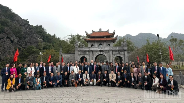 Đoàn kiều bào tham gia Xuân Quê Hương 2026 chụp ảnh lưu niệm tại Khu di tích lịch sử - văn hóa Cố đô Hoa Lư. (Ảnh: Khánh Lan) 