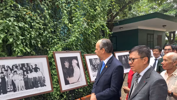 Đồng chí Lê Quốc Minh, Ủy viên Trung ương Đảng, Tổng Biên tập Báo Nhân Dân, Phó Trưởng Ban Tuyên giáo Trung ương, Chủ tịch Hội Nhà báo Việt Nam và Đại sứ Rogelio Polanco Fuentes cùng các đại biểu tham quan khu trưng bày ảnh tư liệu. (Ảnh: Đại sứ quán Cuba cung cấp) 