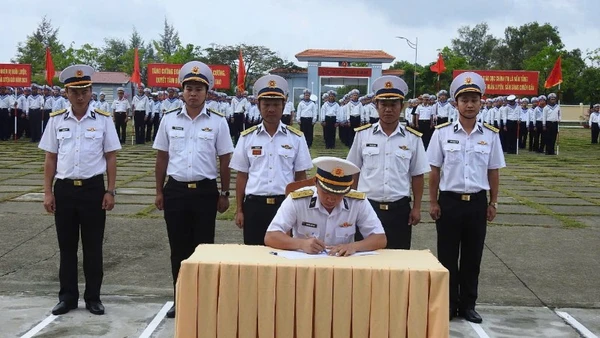 Ký kết đợt thi đua trong huấn luyện chiến sĩ mới năm 2026. (Ảnh do Vùng 5 Hải quân cung cấp)