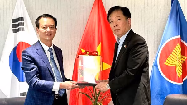 Đại sứ Vũ Hồ (bên phải) và Phó Chủ tịch Thường trực Ủy ban nhân dân tỉnh Hà Tĩnh Trần Báu Hà.