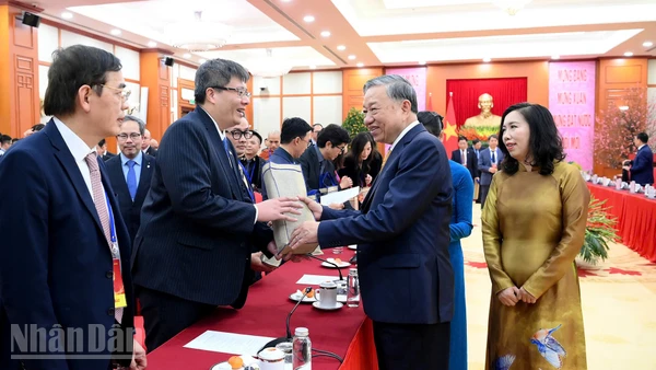 Tổng Bí thư gặp mặt đoàn kiều bào tiêu biểu về tham dự chương trình Xuân Quê hương 2026. (Ảnh: Đăng Khoa)