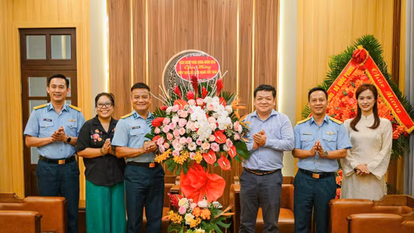 Đoàn công tác Quân chủng Phòng không-Không quân chụp ảnh lưu niệm cùng Phó Chánh Văn phòng Phan Bằng Sơn và cán bộ phóng viên Báo Nhân Dân. (Ảnh: BẢO LONG)