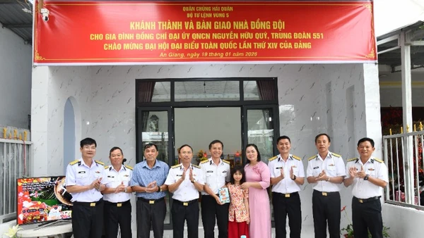 Chuẩn Đô đốc Ngô Văn Thành và đại diện lãnh đạo đơn vị bàn giao nhà đồng đội cho gia đình Đại úy quân nhân chuyên nghiệp Phạm Hữu Quý. (Ảnh: Vùng 5 Hải quân cung cấp)