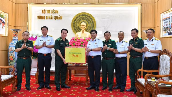 Trung tướng Vũ Trung Kiên, Ủy viên Trung ương Đảng, Tư lệnh Bộ đội Biên phòng trao quà tặng cán bộ, chiến sĩ Vùng 5 Hải quân. (Ảnh: Trần Kiên)