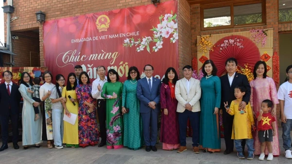 Các đại biểu tham dự sự kiện chụp ảnh kỷ niệm. (Ảnh do Đại sứ quán Việt Nam tại Chile cung cấp)