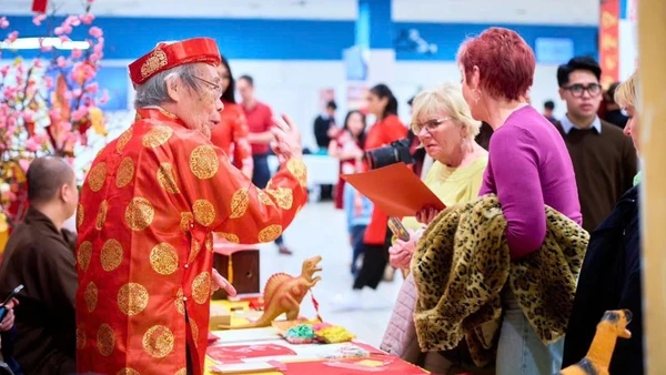 Không gian Xuân quê hương được trang trí đậm sắc Xuân với cành đào, cành mai, câu đối đỏ, mâm ngũ quả và các khu vực quen thuộc như góc thư pháp,