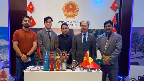 Đại sứ Việt Nam tại Pakistan Phạm Anh Tuấn (thứ 2 từ trái qua) và đại diện một số công ty du lịch Pakistan tại gian hàng của Đại sứ quán Việt Nam tại Hội chợ.