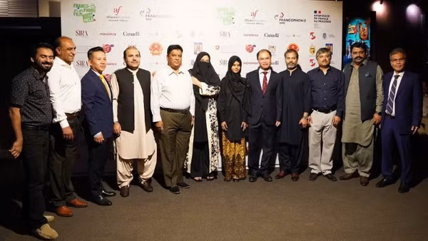 Đại sứ Phạm Anh Tuấn chụp ảnh kỷ niệm với các đại biểu khách mời Pakistan và bạn bè quốc tế đến tham dự Tuần lễ phim.