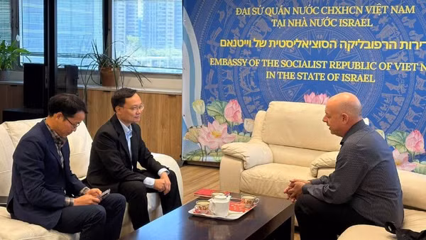 Đại sứ Nguyễn Kỳ Sơn tiếp ông Eyal Buvilski, nguyên Phó Đại sứ Israel tại Việt Nam, Chủ tịch Hội Hữu nghị Israel-Việt Nam. (Ảnh do Đại sứ quán Việt Nam tại Israel cung cấp)