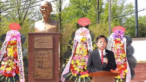 Đại sứ Việt Nam tại Hàn Quốc Vũ Hồ phát biểu khai mạc buổi lễ.