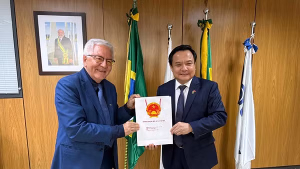 Đại sứ Bùi Văn Nghị và Giáo sư-Tiến sĩ khoa học, nhà vật lý về lượng tử Olival Freire Junior, Chủ tịch Hội đồng Quốc gia về Phát triển khoa học và công nghệ Brazil.