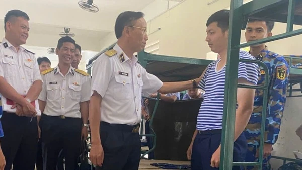 Đồng chí Chuẩn Đô đốc Ngô Văn Thành, Chính ủy Vùng 5 ân cần hỏi thăm, động viên chiến sĩ mới Tiểu đoàn 563b. (Ảnh do Vùng 5 Hải quân cung cấp)