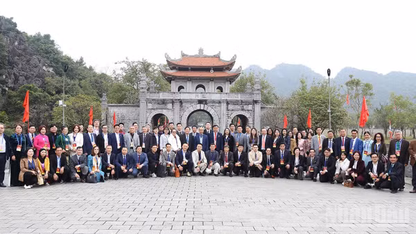 Đoàn kiều bào tiêu biểu thăm cố đô Hoa Lư và chụp ảnh kỷ niệm tại đền thờ 