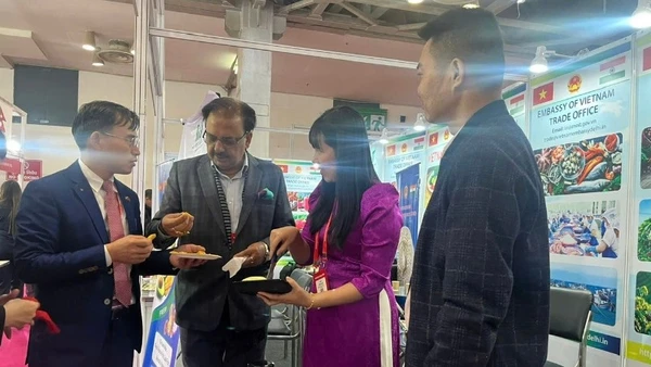 Gian hàng của các doanh nghiệp Việt Nam thu hút được sự quan tâm của các đối tác Ấn Độ. (Ảnh do Thương vụ Việt Nam tại Ấn Độ cung cấp)