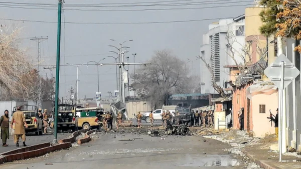 Nhân viên an ninh kiểm tra hiện trường vụ nổ sau các vụ tấn công do các phần tử ly khai Baloch tiến hành. (Ảnh: Getty Images)