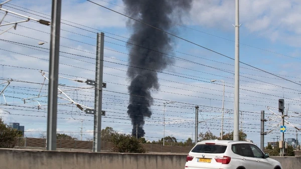 Khói bốc lên tại thành phố Tel Aviv, Israel, ngày 28/2/2026. (Ảnh: THX/TTXVN)