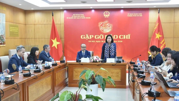 Toàn cảnh buổi họp báo.