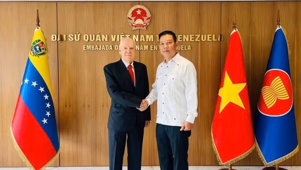 Tiến sĩ Carolus Wimmer, Chủ tịch Nhà Hữu nghị Venezuela-Việt Nam và Đại sứ Việt Nam tại Venezuela Vũ Trung Mỹ.