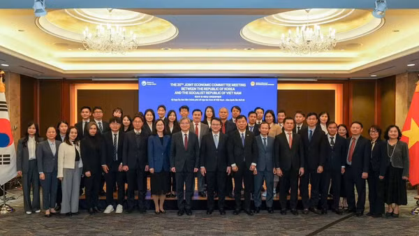 Đại biểu tham gia Kỳ họp lần thứ 20 Ủy ban liên Chính phủ Việt Nam-Hàn Quốc diễn ra ngày 14/11/2025 chụp ảnh kỷ niệm. (Ảnh: Đại sứ quán Việt Nam tại Hàn Quốc)