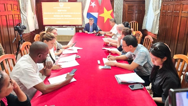Đại sứ Lê Quang Long thông tin tới các cơ quan truyền thông Cuba về Đại hội đại biểu toàn quốc lần thứ XIV của Đảng Cộng sản Việt Nam. (Ảnh: Đại sứ quán Việt Nam tại Cuba)