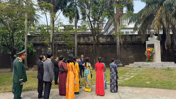 Cán bộ, nhân viên Đại sứ quán thành kính dâng hoa, tưởng nhớ và bày tỏ lòng biết ơn sâu sắc đối với Chủ tịch Hồ Chí Minh. (Ảnh do Đại sứ quán Việt Nam tại Philippines cung cấp).