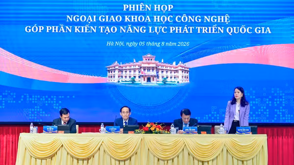 Các đại biểu chủ trì và điều hành Phiên họp. (Ảnh: Thành Long)