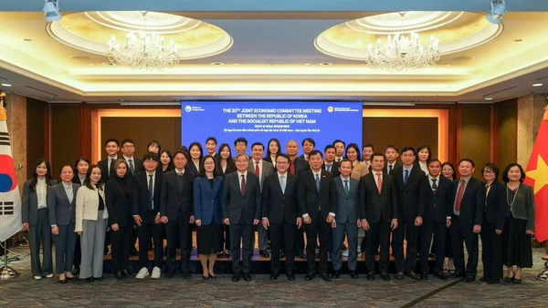 Đại biểu tham gia Kỳ họp lần thứ 20 Ủy ban liên Chính phủ Việt Nam-Hàn Quốc diễn ra ngày 14/11/2025 chụp ảnh kỷ niệm. (Ảnh: Đại sứ quán Việt Nam tại Hàn Quốc)