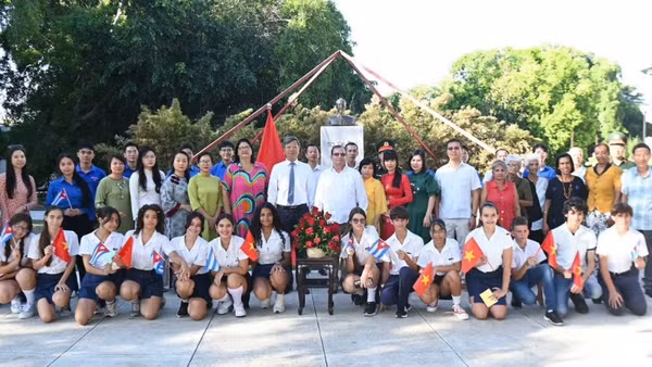 Cán bộ Đại sứ quán và đại diện lãnh đạo Viện Cuba Hữu nghị với các dân tộc cùng đông đảo các bạn trẻ hai nước Việt Nam-Cuba tham dự lễ dâng hoa tại Công viên Hồ Chí Minh. (Ảnh do Đại sứ Việt Nam tại Cuba cung cấp)