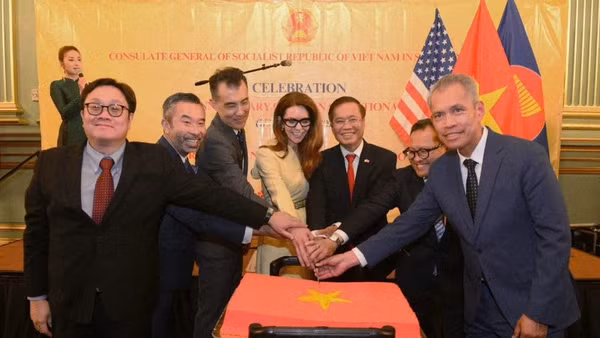 Các đại biểu cắt bánh chào mừng 80 năm Quốc khánh Việt Nam. (Ảnh: Tổng Lãnh sự quán Việt Nam tại San Francisco)