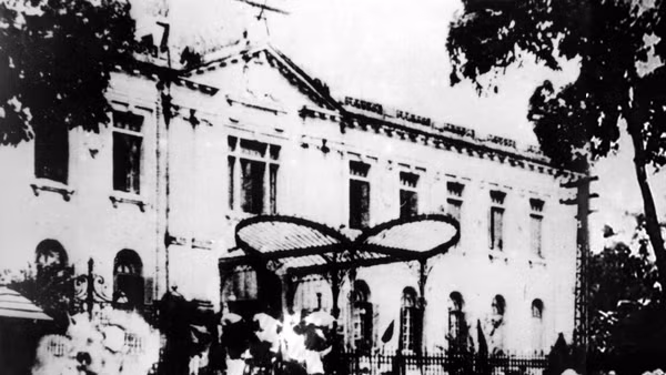 Ngày 19/8/1945, sau cuộc mít tinh tại Quảng trường Nhà hát Lớn, quần chúng nhân dân Thủ đô đã đánh chiếm Bắc Bộ phủ, cơ quan đầu não của chính quyền tay sai Pháp ở Bắc Bộ. (Nguồn: Tư liệu TTXVN)