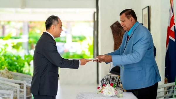 Đại sứ Phan Minh Giang trình Thư ủy nhiệm lên Đại diện Nhà vua Anh Charles III tại Quần đảo Cook Tom Marsters. (Ảnh: Đại sứ quán Việt Nam tại New Zealand)