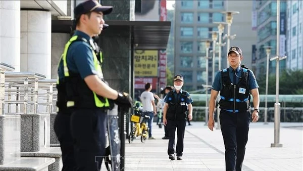 Cảnh sát tuần tra tại ga tàu điện ngầm Seohyeon, phía Nam thủ đô Seoul, Hàn Quốc. (Ảnh: Yonhap/TTXVN) 