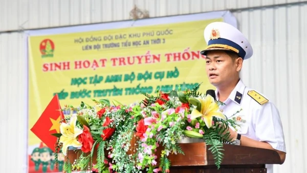 Báo cáo viên của Lữ đoàn 127 đã ôn lại truyền thống vẻ vang của Quân đội nhân dân Việt Nam.