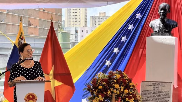 Bà Tania Díaz, Ủy viên Bộ Chính trị, Phó Chủ tịch phụ trách đối ngoại Đảng Xã hội Chủ nghĩa Thống nhất Venezuela phát biểu tại Lễ kỷ niệm. (Ảnh: Đại sứ quán Việt Nam tại Venezuela)