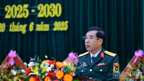 Đại tá Phạm Văn Đông, Chủ nhiệm Chính trị Quân khu 4 phát biểu chỉ đạo Đại hội.