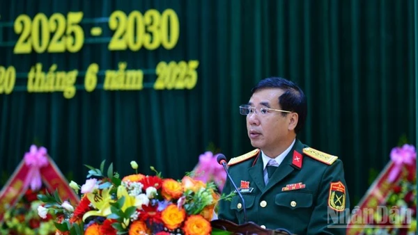 Đại tá Phạm Văn Đông, Chủ nhiệm Chính trị Quân khu 4 phát biểu chỉ đạo Đại hội.