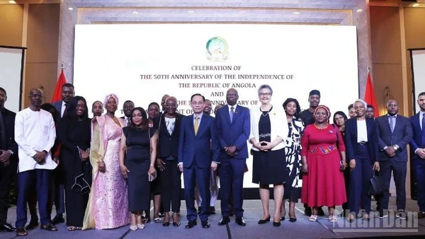 Các đại biểu tham dự lễ kỷ niệm chụp ảnh kỷ niệm. 