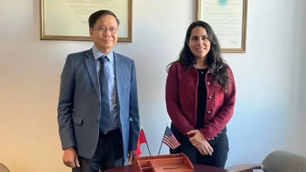 Tổng lãnh sự Việt Nam tại San Francisco Hoàng Anh Tuấn và bà Dilpreet Sidhu, Phó Thị trưởng thành phố Los Angeles.