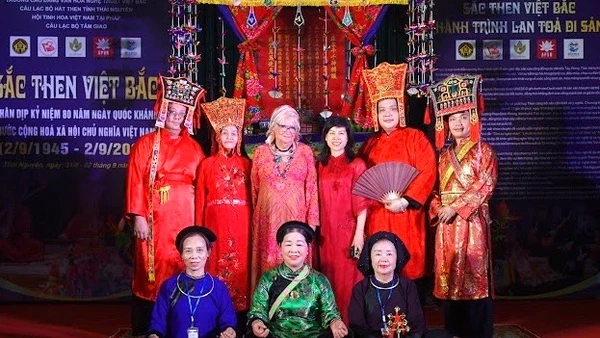 Một hoạt động văn hóa, trình diễn di sản Then của người Tày, Nùng, Thái tại Pháp. (Ảnh do Tiến sĩ Hoàng Hà cung cấp)